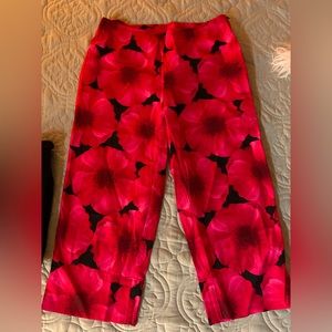 Crop pants, side zip…very cute!